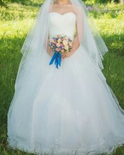 Свадебное платье цвета айвори.